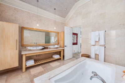 Luxury Villa Photo #43