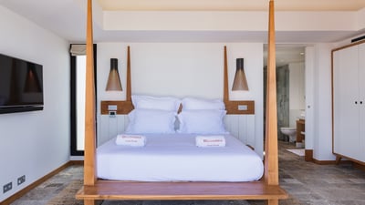 Bedroom 2: Accessible from the patio, located on the first floor. View on the swimming pool, the tro
