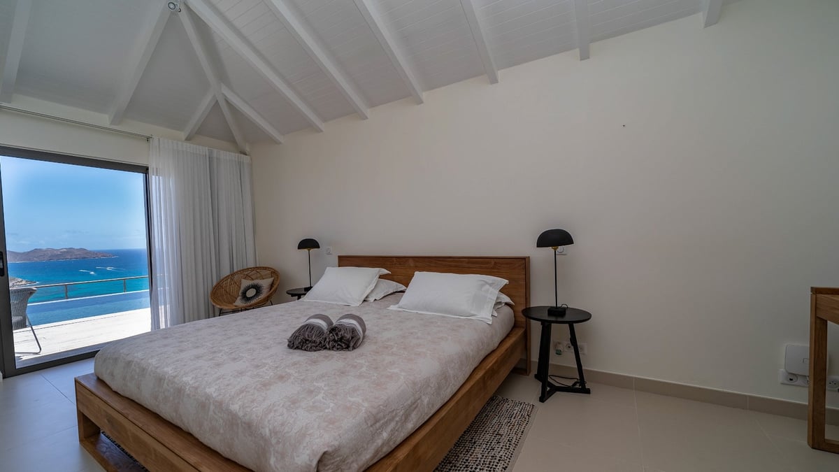 Bedroom 1: Located on the main level. A king size bed, air conditioning, ceiling fan,  - Image 36