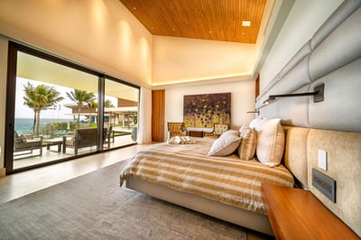 Luxury Villa Photo #40