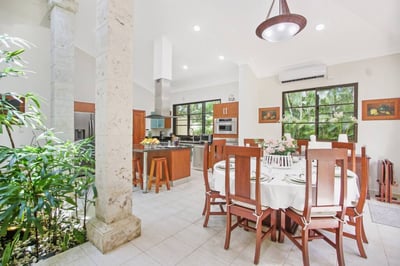 Luxury Villa Photo #22