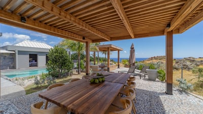 Outdoor Lounge & Dining Area