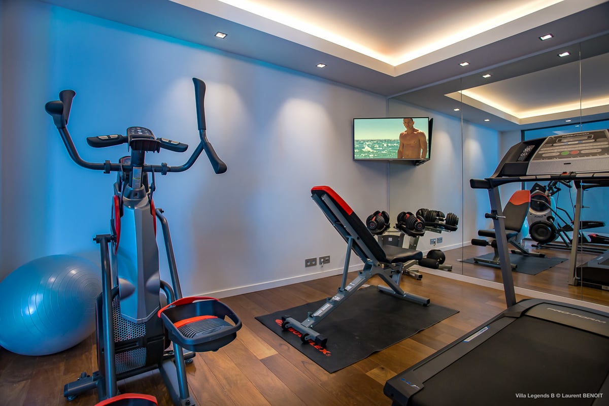 Fitness Room: MAIN LEVEL: Fully equipped, Weight Machine, Treadmill, Step Machine, Free Weights - Image 55