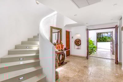 Luxury Villa Photo #23