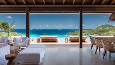 Outdoor Living Area: Nice outdoor lounge area on the covered terrace, facing the views. 