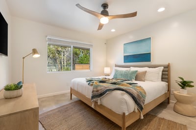 Turquoise: Guest bedroom seven on the first floor with King bed and shares a bathroom with Serpentin