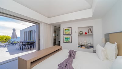 Bedroom 1: King size bed, air conditioning, safe, HD-TV, Dish Network. Ensuite bathroom with rain sh
