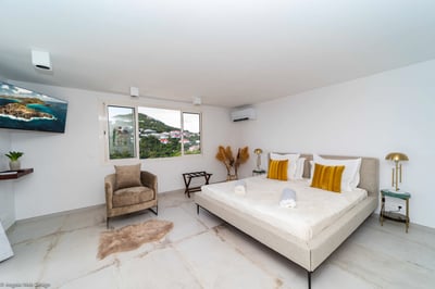 Bedroom 2: On the lower level. King size bed, air conditioning, HD-TV, Apple TV, dressing room, prog