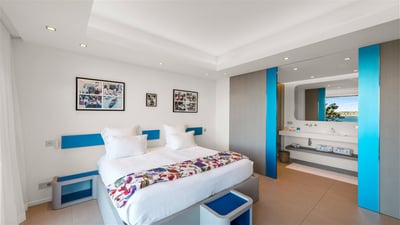 Bedroom 6: On the lower level. King size bed (coverted into twin beds on request), air conditio