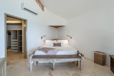 Luxury Villa Photo #12
