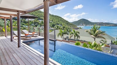 Pool & Terrace: Beautiful pool, surrounded by a spacious terrace with wooden deckchairs. 