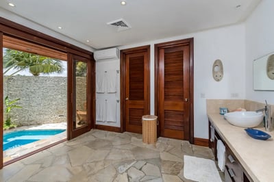 Luxury Villa Photo #37