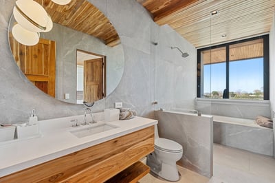 Main House Suite 4 & 5 Shared Bathroom  – 2nd Floor