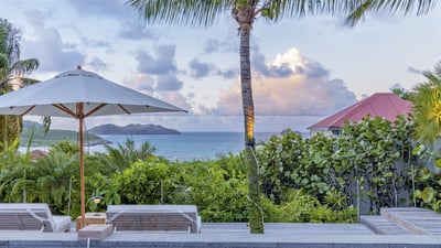 By Night: Modern and chic outdoor lightings.