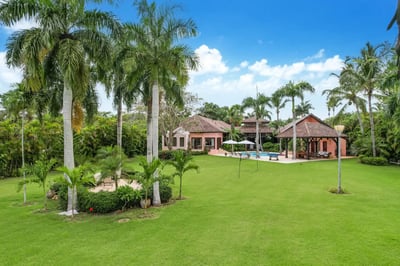 Luxury Villa Photo #3