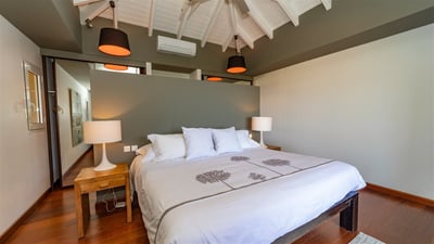 Bedroom 1: On the main level. King size bed, air-conditioning, ceiling fan, HD-TV, Apple TV, Di