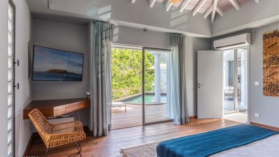 Bedroom 3: On the main level, connected to the bedroom 2. King size bed, air conditioning, ceiling f