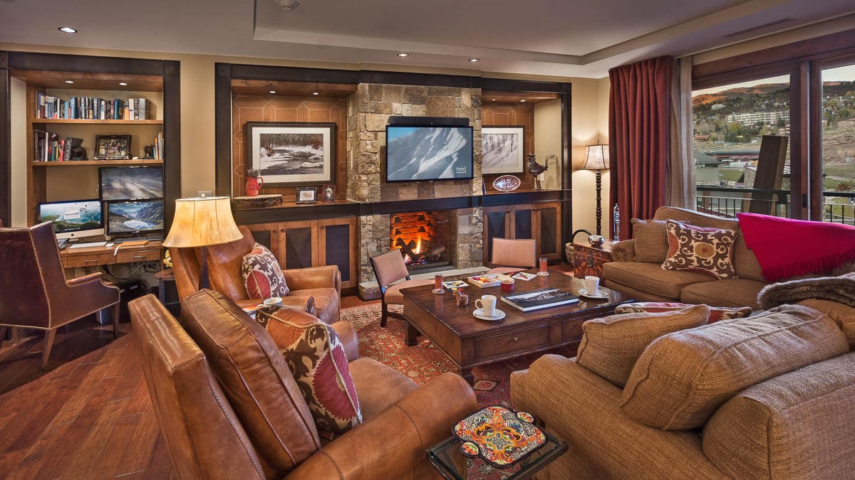 Great room with fireplace - Image 1