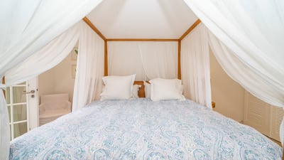 Bedroom 2: King size bed, air conditioning. 