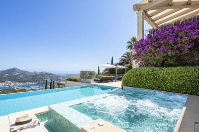 Luxury Villa Photo #3