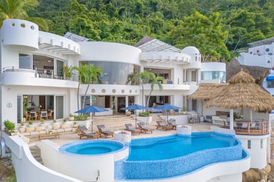 Luxury Villa Photo #4