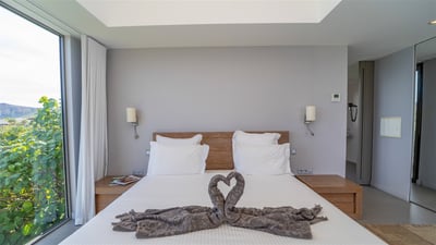 Bedroom 3: King size bed, air conditioning, safe, HD-TV, Dish Network. Ensuite bathroom with rain sh