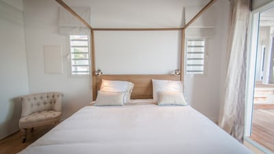 Bedroom 2: King size bed, air conditioning, ceiling fan, HD-TV, safe. Ensuite bathroom with indoor a