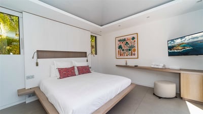 Bedroom 2: Located in a separate bungalow with access to the terrace. King size bed, air conditionin