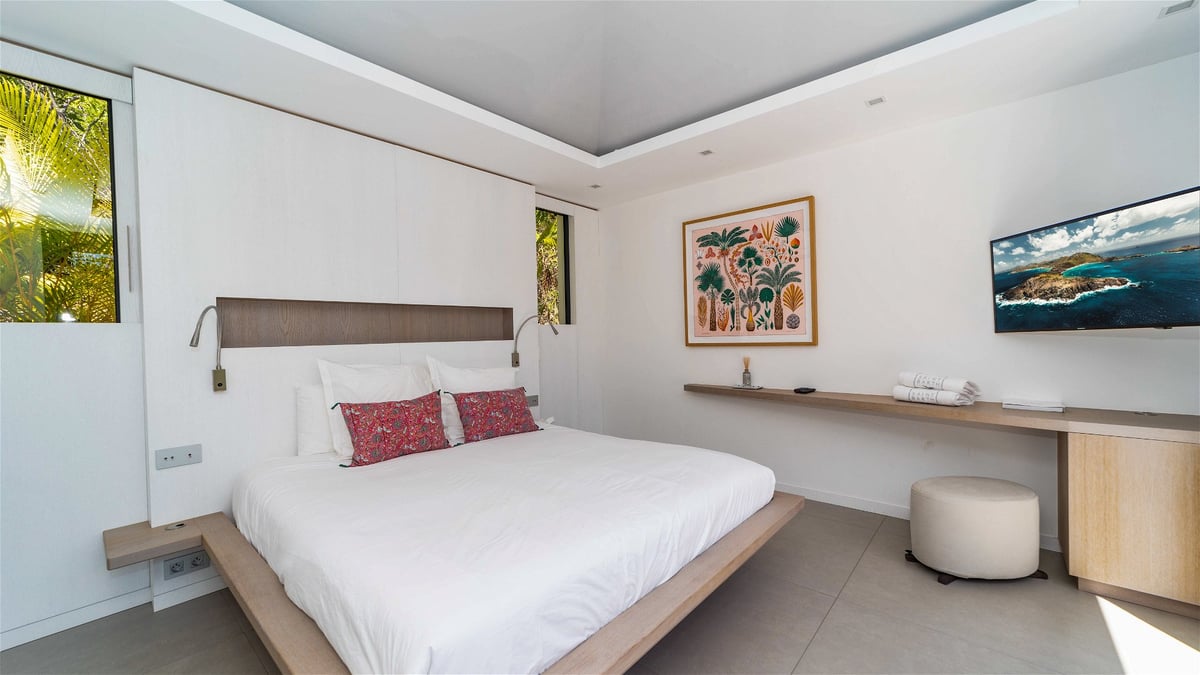 Bedroom 2: Located in a separate bungalow with access to the terrace. King size bed, air conditionin - Image 39