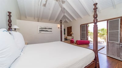 Bedroom 3: On the main level. King size bed, air conditioning, ceiling fan, safe. Ensuite bathroom w