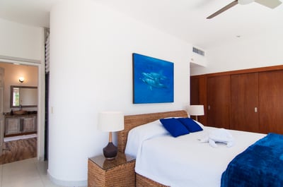 Luxury Villa Photo #30