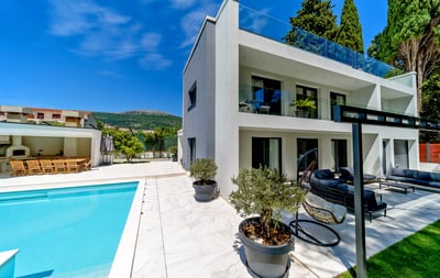 Luxury Villa Photo #3