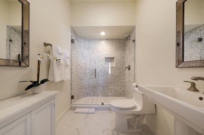 Guests bedroom #4 en suite bath