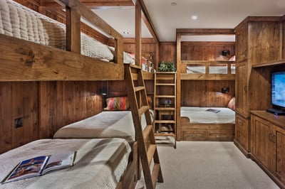 Bunkroom with 4 full beds and 2 twin beds