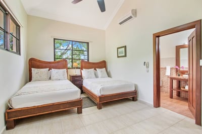 Luxury Villa Photo #37