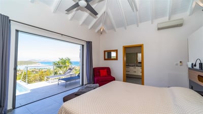Bedroom: King size bed, air conditioning, HD-TV, Dish Network, safe. Ensuite bathroom with a shower 