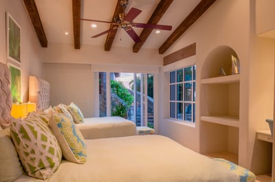 Luxury Villa Photo #32