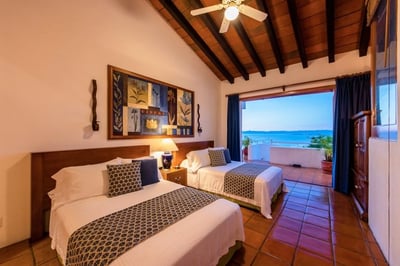 Luxury Villa Photo #32