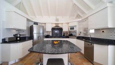 Kitchen & Dining Area: Fully equipped kitchen. Electric oven, gas stove, microwave, refrigerator, mi