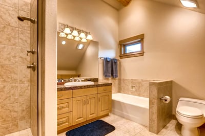 Upper level king ensuite