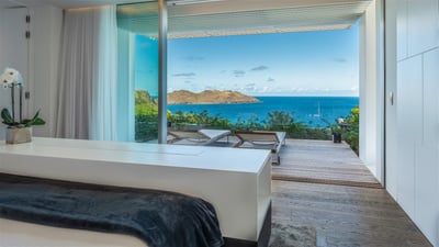 Bedroom 1: On an upper level. King size bed, air conditioning, ceiling fan, HD-TV, dish ne