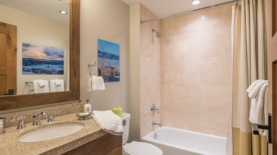 Bedroom 4, Main Level - Bunkroom ensuite