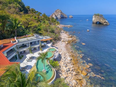 Luxury Villa Photo #3