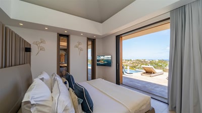 Bedroom 3: On the main level. King size bed, air conditioning, ceiling fan, HD-TV, Dish Network