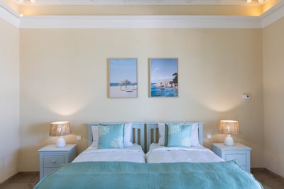 Luxury Villa Photo #32
