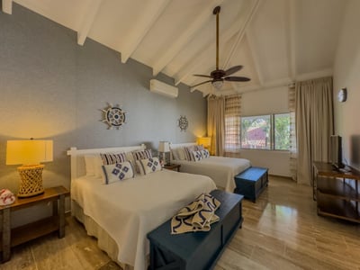 Luxury Villa Photo #22