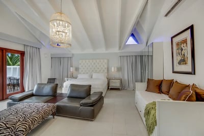 Luxury Villa Photo #32