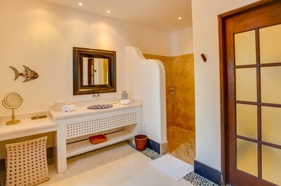 Luxury Villa Photo #38