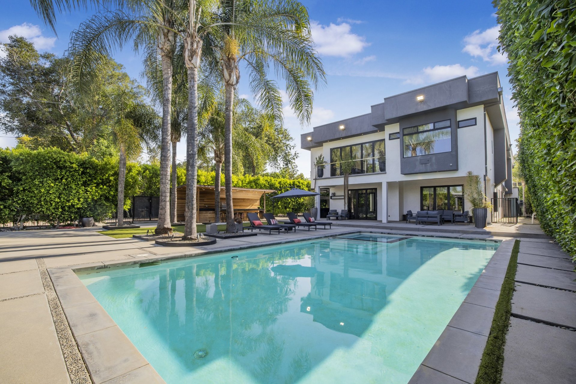 Louise Modern - 1