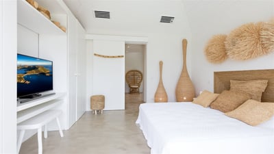 Bedroom 3: King size bed, air conditioning, HD-TV, Dish Network, Apple TV, safe. Ensuite bathroom wi